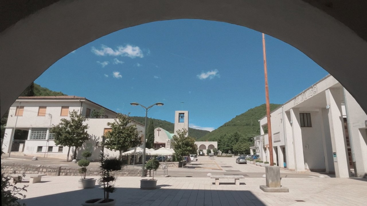 The central square of Raša framed by an arch