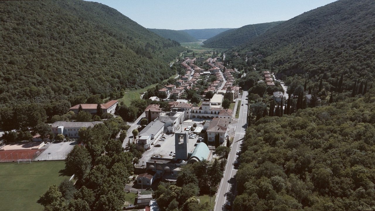 An aerial view of Raša in its valley